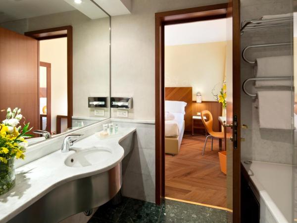 UNAHOTELS Mediterraneo Milano : photo 2 de la chambre chambre double exécutive avec vue et lit d’appoint