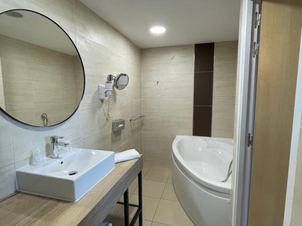 Campanile Montpellier Ouest - Croix D'Argent : photo 1 de la chambre chambre supérieure - 1 lit double et 1 canapé-lit