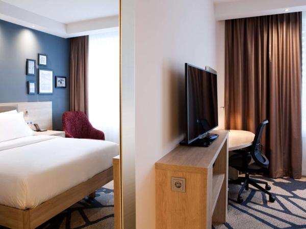 Hampton By Hilton Munich City Center East : photo 2 de la chambre chambre lit queen-size