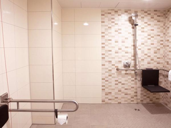 Hampton By Hilton Munich City Center East : photo 4 de la chambre chambre lit queen-size - pour personnes à mobilité réduite