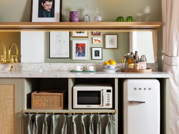 Palihouse Hyde Park Village : photo 4 de la chambre chambre lit king-size avec douche accessible en fauteuil roulant - adaptée aux personnes à mobilité réduite