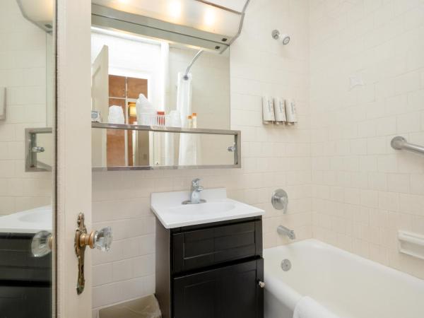 The Baroness Hotel : photo 4 de la chambre deluxe twin studio with two twin beds (no air-conditioning)