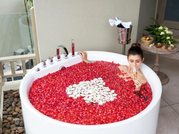 Devasom Khao Lak Beach Resort & Villas : photo 8 de la chambre suite junior avec jacuzzi - côté mer