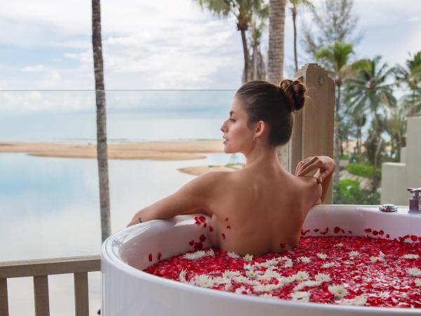 Devasom Khao Lak Beach Resort & Villas : photo 7 de la chambre suite junior avec jacuzzi - côté mer