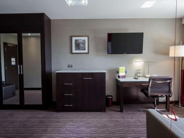 DoubleTree by Hilton Hotel Nottingham - Gateway : photo 2 de la chambre suite junior lit queen-size - accessible aux personnes à mobilité réduite