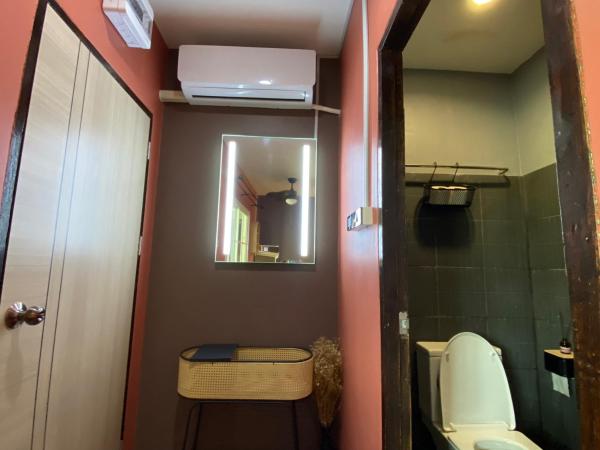VarietyD-DayHostel HuaHin : photo 9 de la chambre chambre simple avec salle de bains 