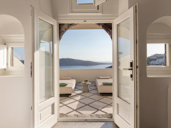 Canaves Oia Suites - Small Luxury Hotels of the World : photo 4 de la chambre suite avec bassin profond style rivière