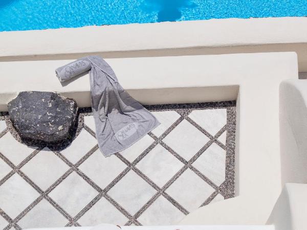 Canaves Oia Suites - Small Luxury Hotels of the World : photo 9 de la chambre suite avec bassin profond style rivière