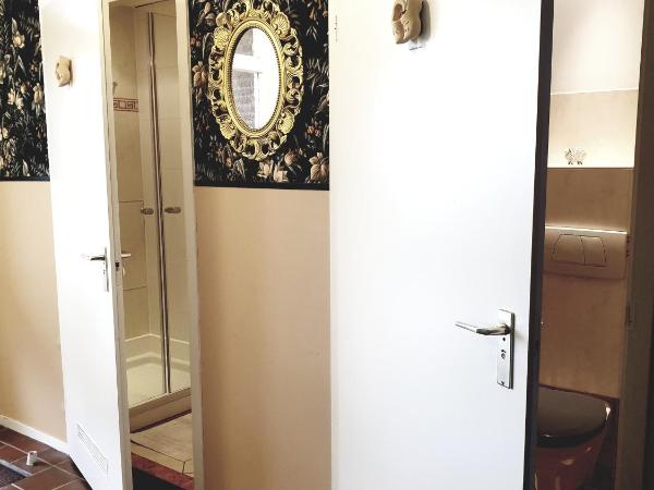 City Farmer-Amsterdam, Stay, Inn, Loft, Bed, Bike and Breakfast : photo 6 de la chambre chambre familiale avec salle de bains privative