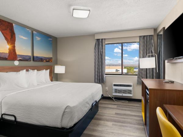 Days-Inn by Wyndham Albuquerque I-25 : photo 4 de la chambre chambre lit king-size pour personnes à mobilité réduite - baignoire avec barres d’appui - non-fumeurs