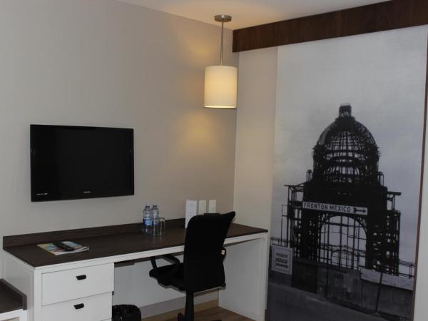 Hotel Plaza Revolución : photo 4 de la chambre chambre lit king-size