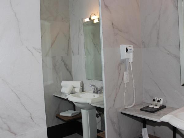 Hotel Plaza Revolución : photo 3 de la chambre chambre lit queen-size