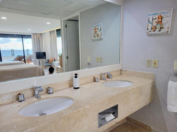 Beachfront Getaway Condo : photo 8 de la chambre appartement - vue sur mer