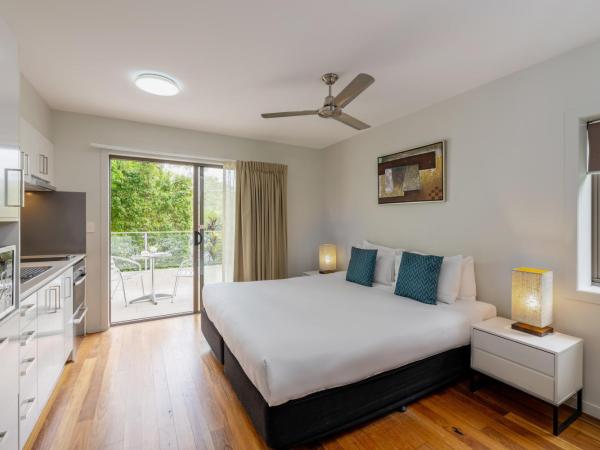 Essence Apartments Chermside : photo 2 de la chambre studio balcon - lit king-size