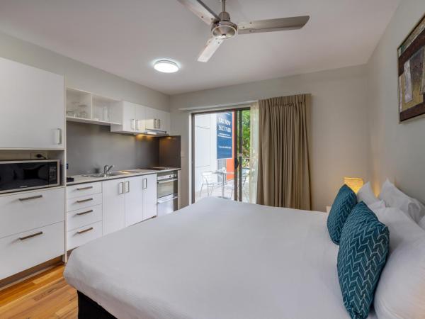 Essence Apartments Chermside : photo 1 de la chambre studio balcon - lit king-size