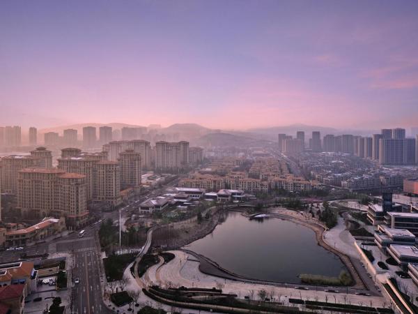Sheraton Qingdao Licang Hotel : photo 2 de la chambre chambre lit king-size plus spacieuse - vue sur lac