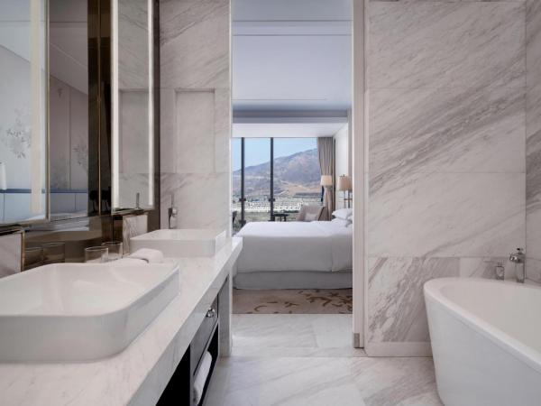 Sheraton Qingdao Licang Hotel : photo 2 de la chambre chambre lit king-size - vue sur ville