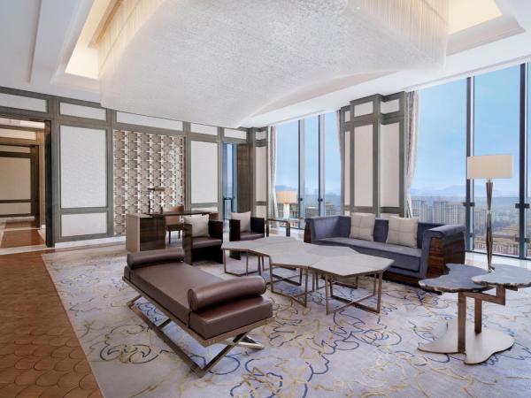 Sheraton Qingdao Licang Hotel : photo 2 de la chambre suite présidentielle avec 1 lit king-size et accès au salon club - vue sur lac