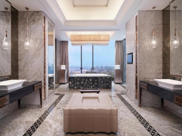 Sheraton Qingdao Licang Hotel : photo 4 de la chambre suite présidentielle avec 1 lit king-size et accès au salon club - vue sur lac