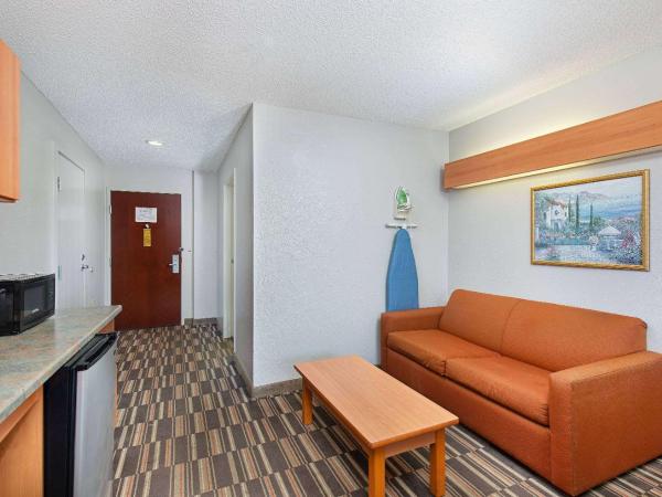 Microtel Inn and Suites by Wyndham - Cordova : photo 1 de la chambre suite lit queen-size – non-fumeurs