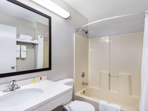 Microtel Inn and Suites by Wyndham - Cordova : photo 2 de la chambre chambre lit queen-size - non-fumeurs