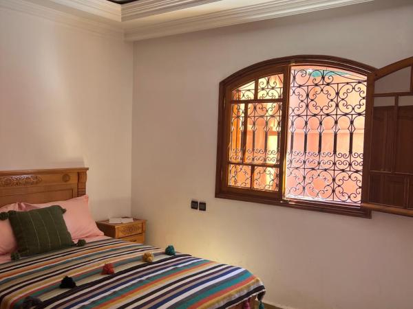 Villa : photo 8 de la chambre chambre double - vue sur piscine