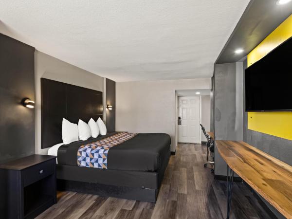 Scottish Inns Austin Downtown : photo 1 de la chambre suite lit king-size – non-fumeurs