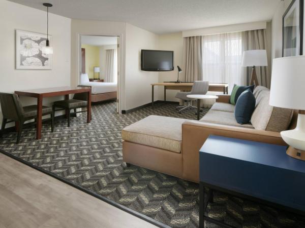 Residence Inn Dallas Addison/Quorum Drive : photo 1 de la chambre suite 1 chambre lit queen-size avec canapé-lit