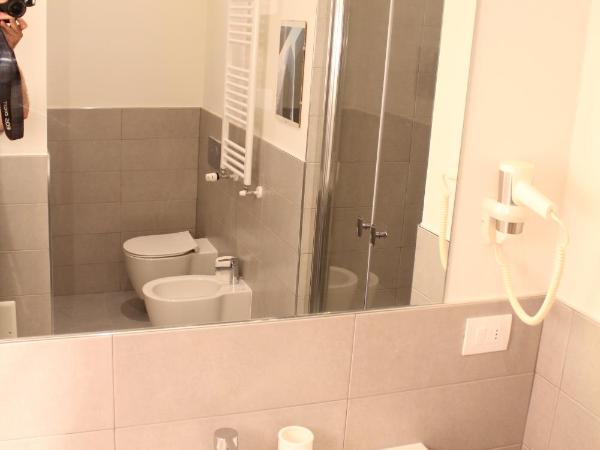 B&B Cangrande di Danese-Viviani : photo 6 de la chambre chambre double ou lits jumeaux avec salle de bains privative