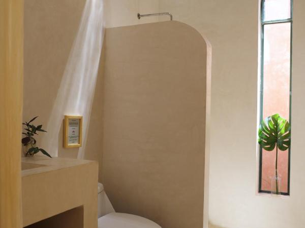 Nuik Casa Tropical : photo 9 de la chambre chambre lit king-size - vue sur jardin
