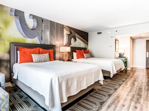 Hotel Indigo Atlanta Vinings, an IHG Hotel : photo 6 de la chambre chambre avec 2 lits queen-size et douche accessible en fauteuil roulant - accessible aux personnes malentendantes - non-fumeurs