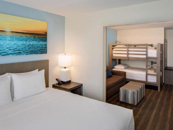 Hyatt House across from Universal Orlando Resort : photo 1 de la chambre specialty family king suite with bunk beds and sofa bed