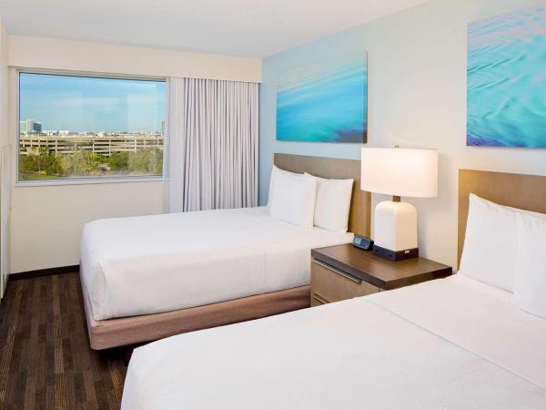 Hyatt House across from Universal Orlando Resort : photo 4 de la chambre studio suite with two queen beds, sofa bed and kitchen