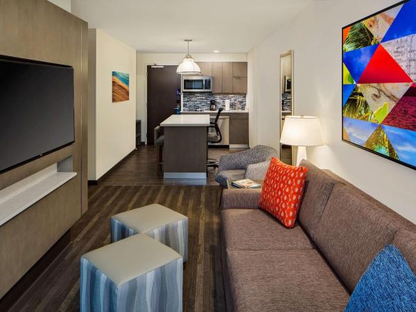 Hyatt House across from Universal Orlando Resort : photo 6 de la chambre studio suite with two queen beds, sofa bed and kitchen