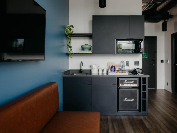 Waymore's Hotel : photo 2 de la chambre king bed junior suite with kitchenette