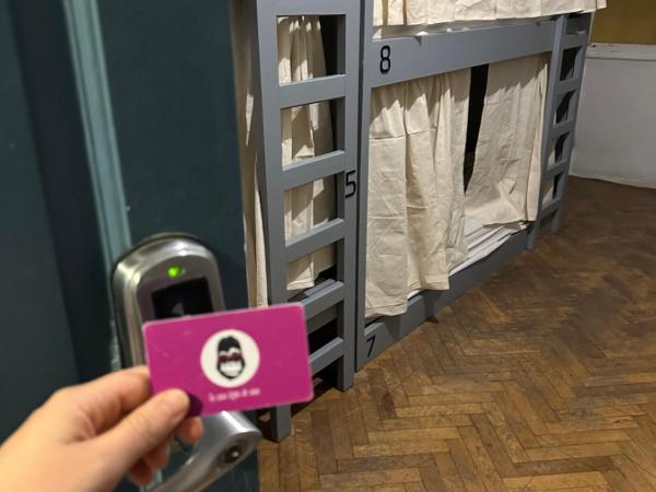 Gorilla Hostel : photo 2 de la chambre lit dans dortoir mixte de 8 lits 