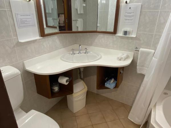 Adelaide Inn : photo 4 de la chambre deluxe queen and two king singles with spa and balcony