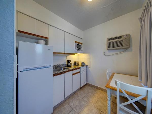 Horizon by the Sea Inn : photo 7 de la chambre hébergement avec coin cuisine et 2 lits doubles