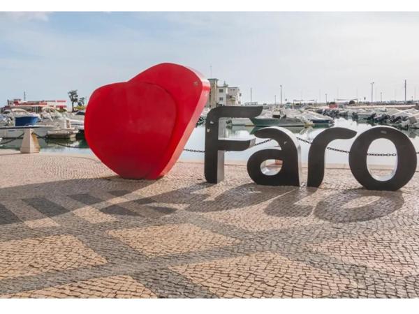 São Pedro Suite Faro : photo 9 de la chambre chambre double avec salle de bains privative