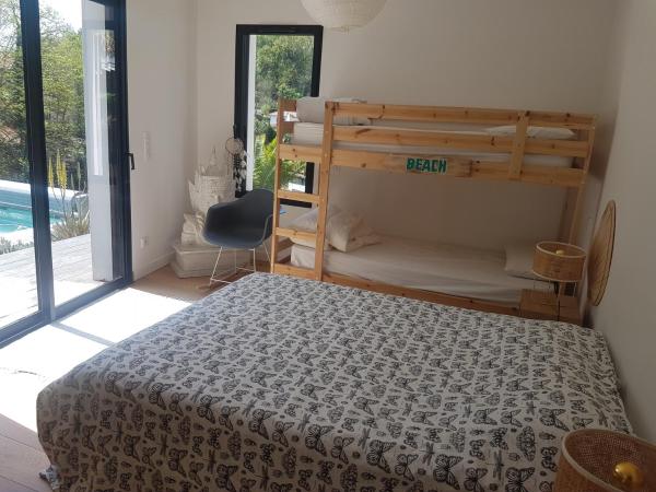 VILLA MADHUKA - Chambres d'hôtes : photo 5 de la chambre chambre triple - vue sur la piscine