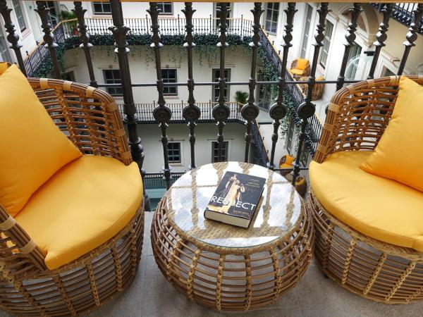 Aria Hotel Budapest by Library Hotel Collection : photo 8 de la chambre chambre lit king-size de luxe - vue sur jardin musical