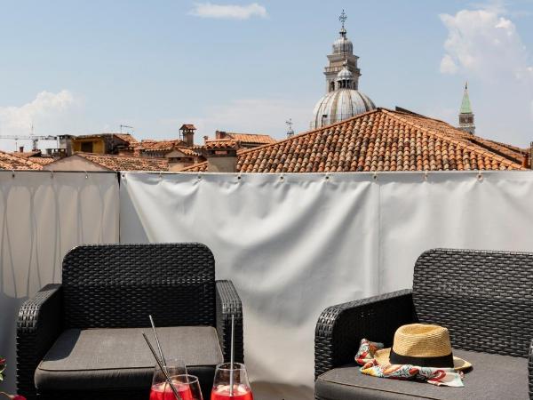 Palazzo Schiavoni Residenza d'epoca & Suite-Apartments : photo 3 de la chambre two-bedroom apartment with terrace and canal view