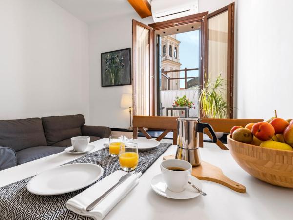 Palazzo Schiavoni Residenza d'epoca & Suite-Apartments : photo 9 de la chambre two-bedroom apartment with terrace and canal view