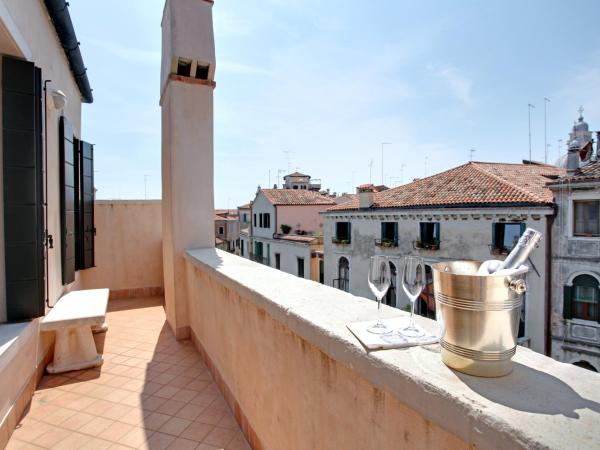 Palazzo Schiavoni Residenza d'epoca & Suite-Apartments : photo 5 de la chambre two-bedroom apartment with terrace and canal view