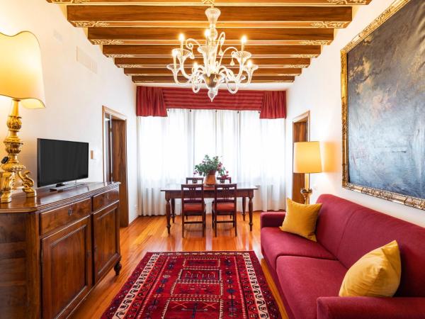 Palazzo Schiavoni Residenza d'epoca & Suite-Apartments : photo 1 de la chambre appartement 2 chambres - vue sur canal