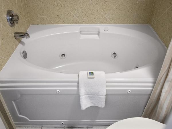 Crown Reef Beach Resort and Waterpark : photo 5 de la chambre suite lit king-size avec baignoire spa - bord de mer