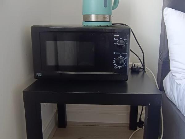 VISHISAMARTH H8 Room 3 ,15 min walk to COOP, ARENA ,ETIHAD ,City Centre, FREE CAR PARKING ,FREE SNACKS, LOCKBOX ,FRIDGE, MICROWAVE,FAN,Late Night Check In Anytime, 2 min walk to Bus Stop, : photo 4 de la chambre chambre double supérieure