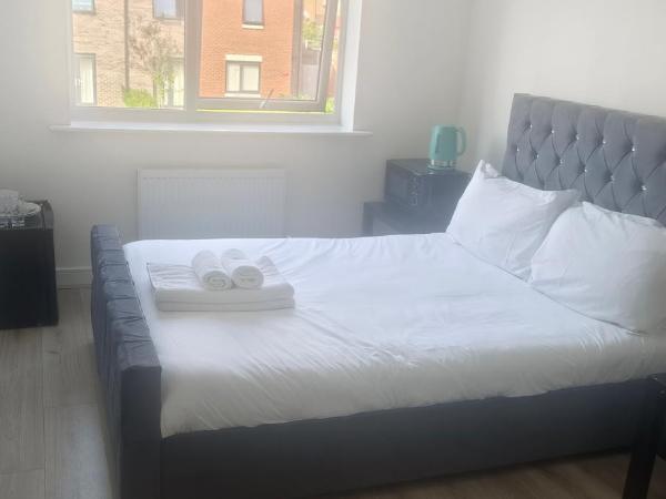 VISHISAMARTH H8 Room 3 ,15 min walk to COOP, ARENA ,ETIHAD ,City Centre, FREE CAR PARKING ,FREE SNACKS, LOCKBOX ,FRIDGE, MICROWAVE,FAN,Late Night Check In Anytime, 2 min walk to Bus Stop, : photo 2 de la chambre chambre double supérieure