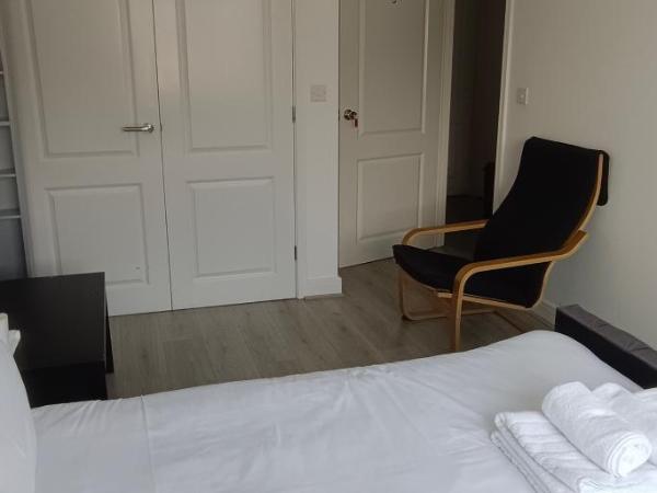 VISHISAMARTH H8 Room 3 ,15 min walk to COOP, ARENA ,ETIHAD ,City Centre, FREE CAR PARKING ,FREE SNACKS, LOCKBOX ,FRIDGE, MICROWAVE,FAN,Late Night Check In Anytime, 2 min walk to Bus Stop, : photo 5 de la chambre chambre double supérieure