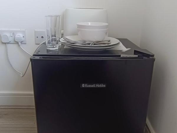 VISHISAMARTH H8 Room 3 ,15 min walk to COOP, ARENA ,ETIHAD ,City Centre, FREE CAR PARKING ,FREE SNACKS, LOCKBOX ,FRIDGE, MICROWAVE,FAN,Late Night Check In Anytime, 2 min walk to Bus Stop, : photo 3 de la chambre chambre double supérieure